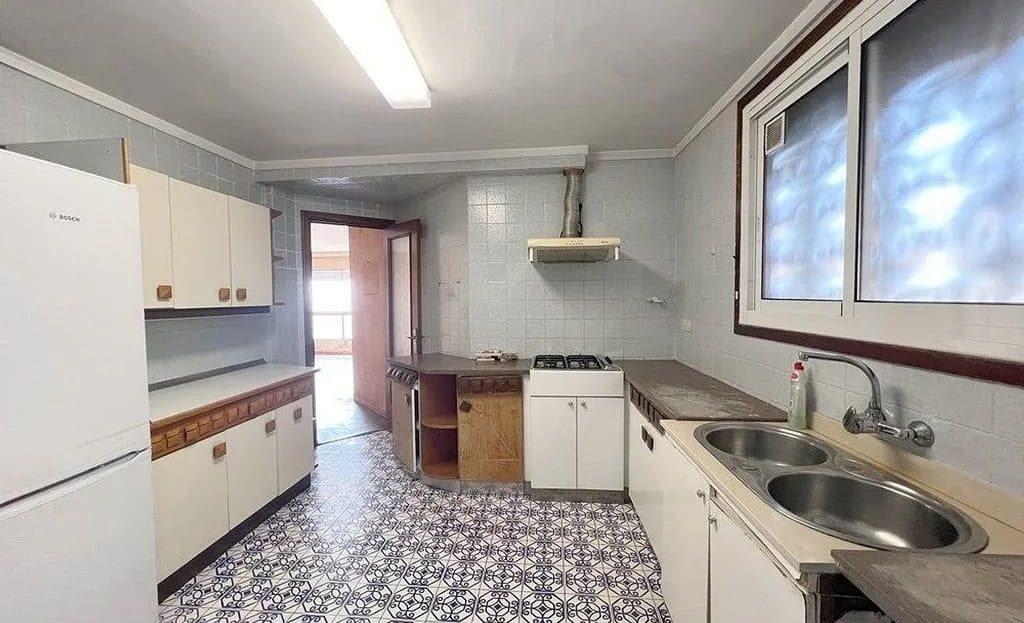 Отдельная кухня с мебелью, требует ремонта