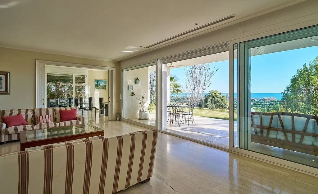 Просторная гостиная с панорамными окнами и видом на море