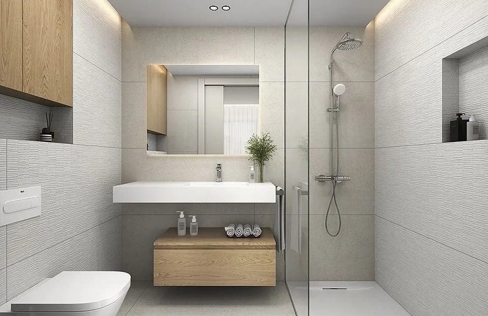 Ванная комната с душевой кабиной и дизайнерской отделкой.