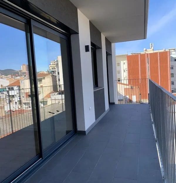 Балкон пентхауса с видом на современный район Бадалоны