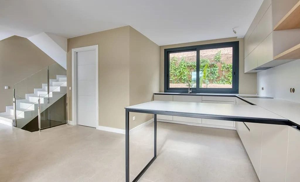 Зона столовой и лестница с современным дизайном.