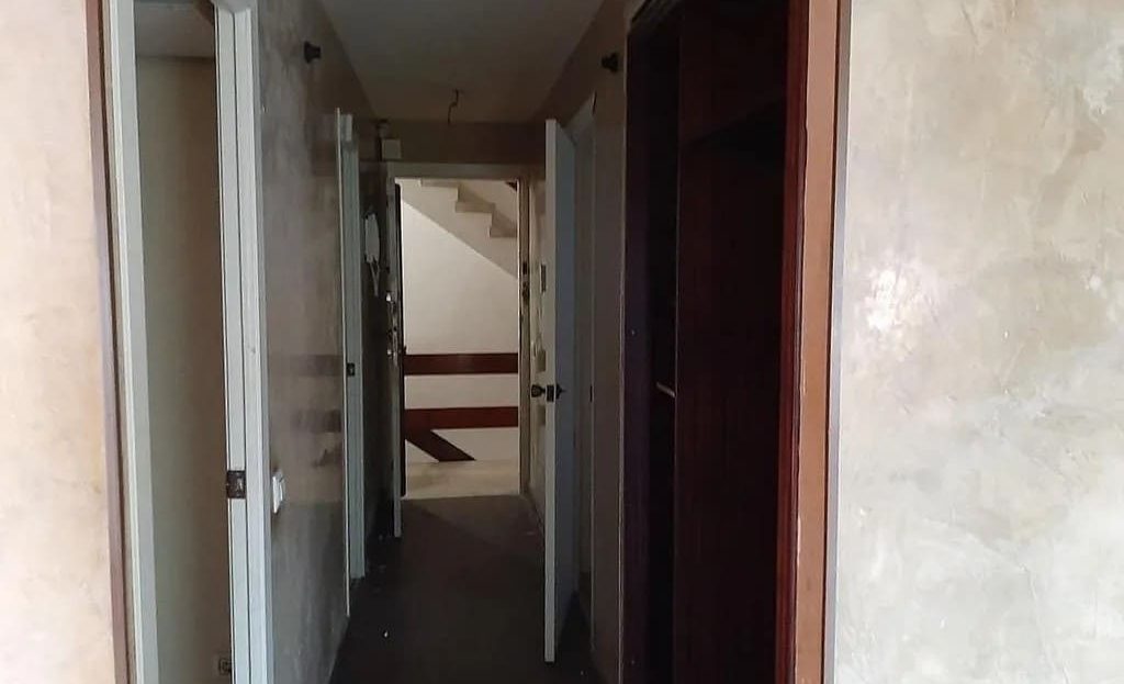 Коридор с дверями в комнаты, квартира под полную реконструкцию