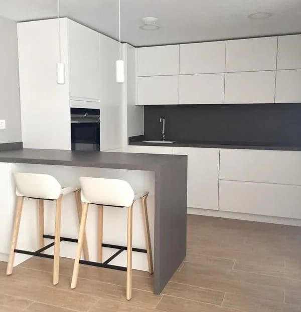 Современная кухня в новостройке Плайя-де-Аро в светлых оттенках