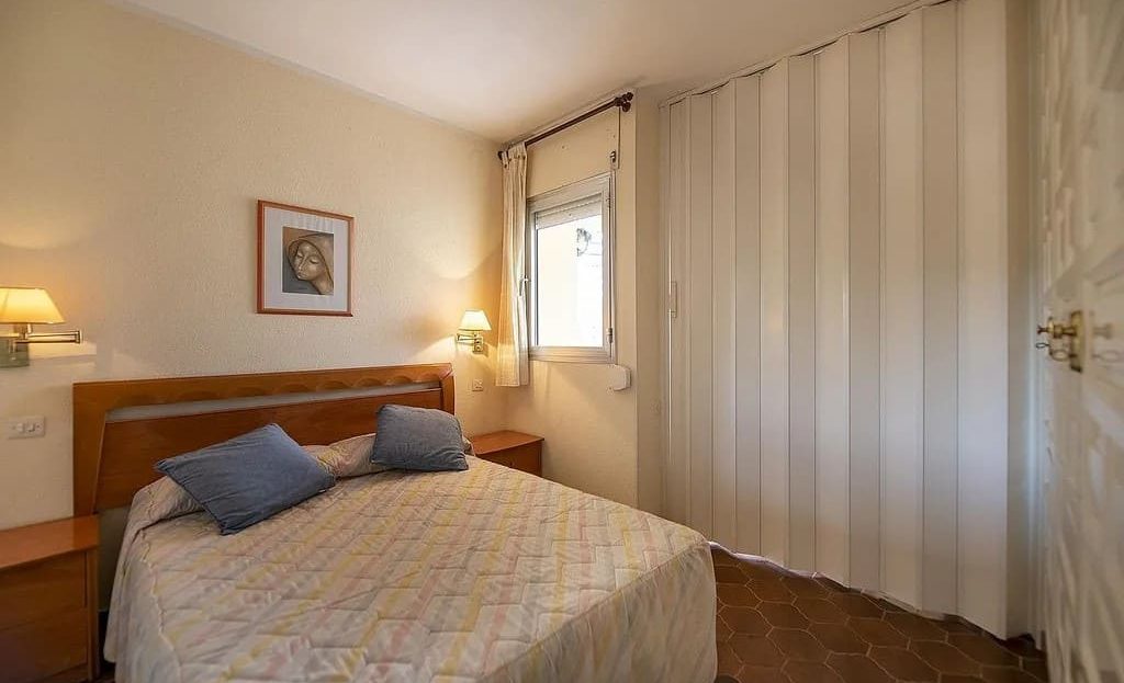 Светлая спальня с большим встроенным шкафом"