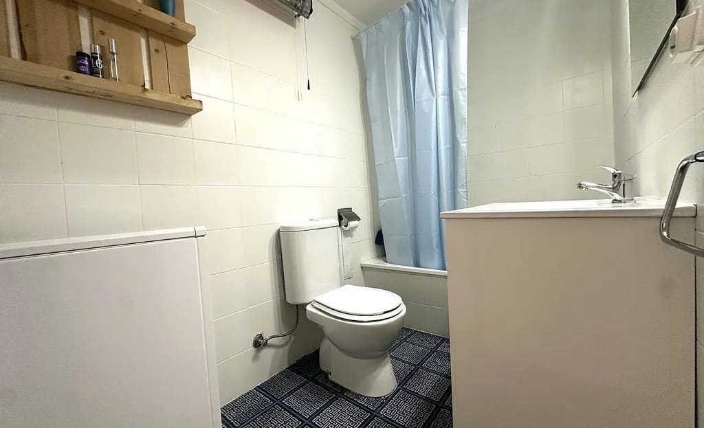 Ванная комната с туалетом, раковиной и душем