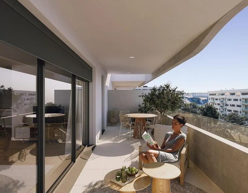 Частная терраса квартиры на первом этаже с зоной отдыха.