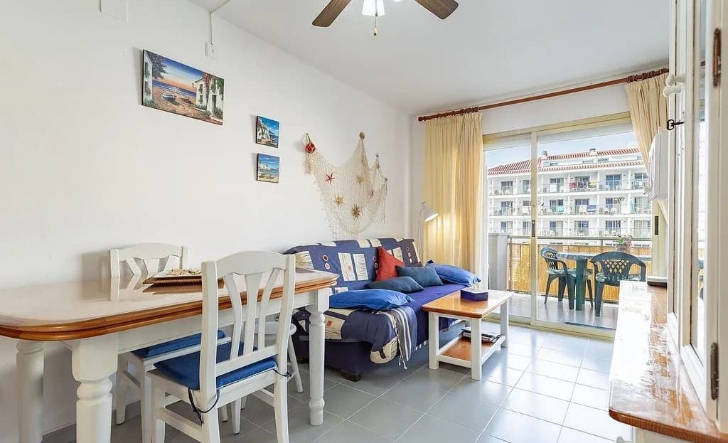 Гостиная с выходом на балкон и обеденной зоной