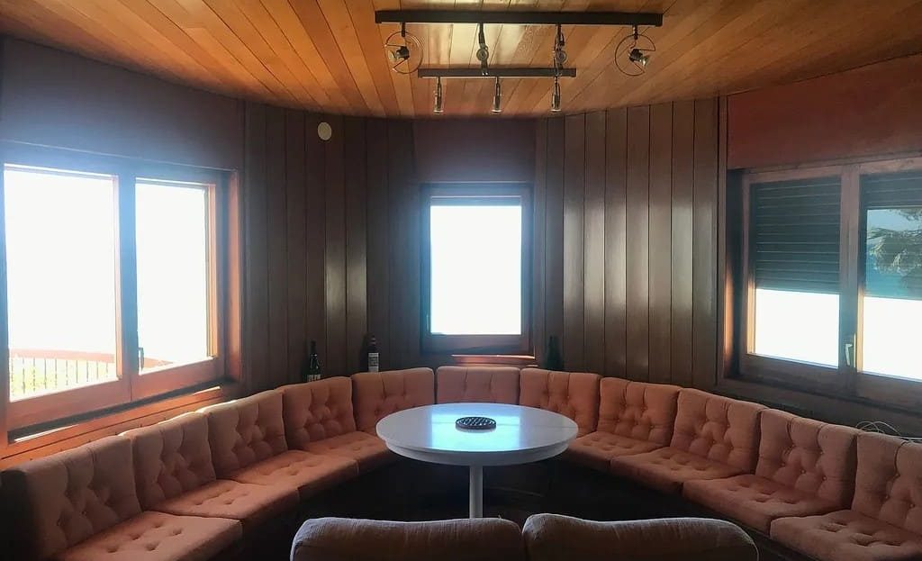 Гостиная с панорамными окнами и видом на море