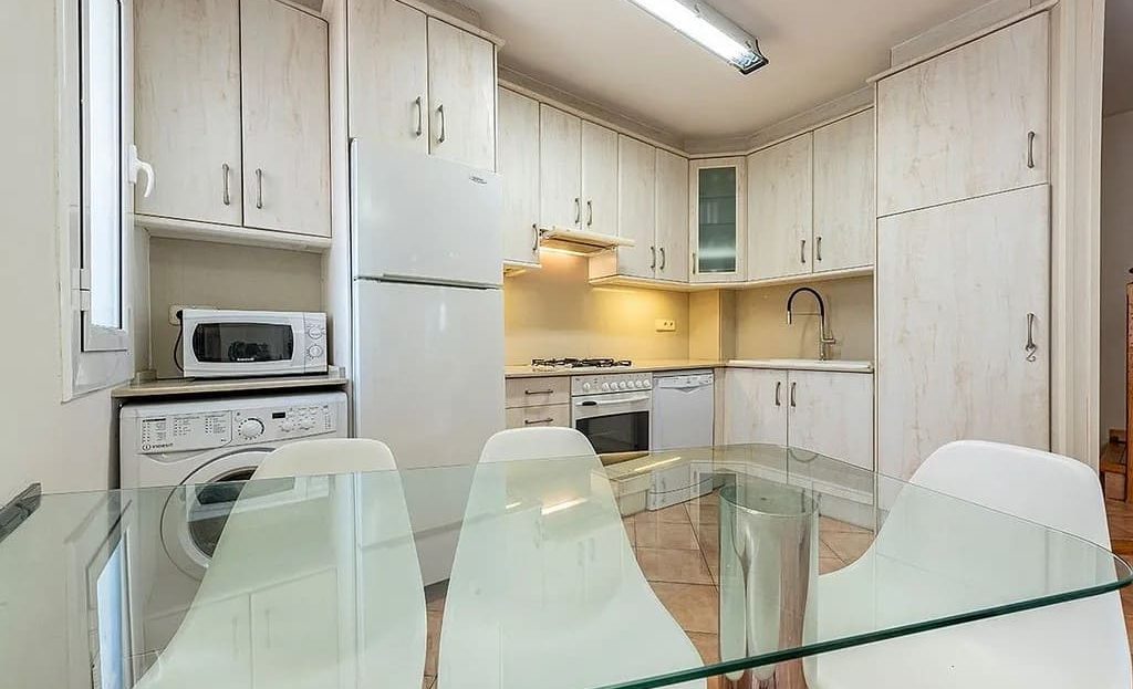 Кухня с обеденной зоной и встроенной мебелью