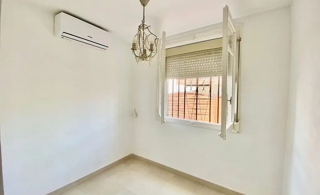 Комната с кондиционером и окном, подходящая под спальню или кабинет