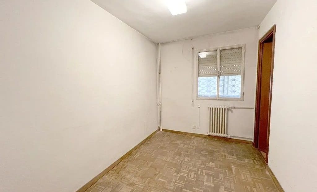 Спальня с естественным освещением и выходом в коридор