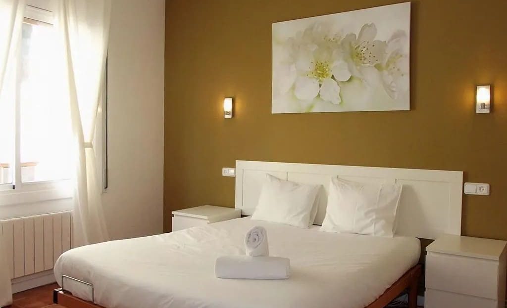 Спальня с двуспальной кроватью и естественным освещением