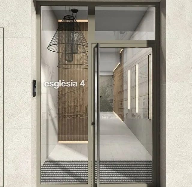 Входная группа жилого комплекса с современным оформлением.