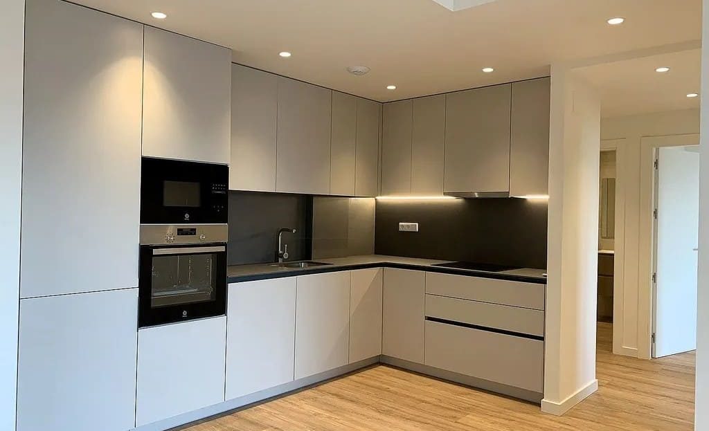 Современная кухня открытой планировки с встроенной техникой