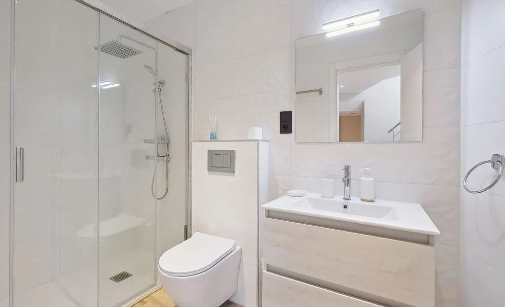 Современная ванная комната с душем.