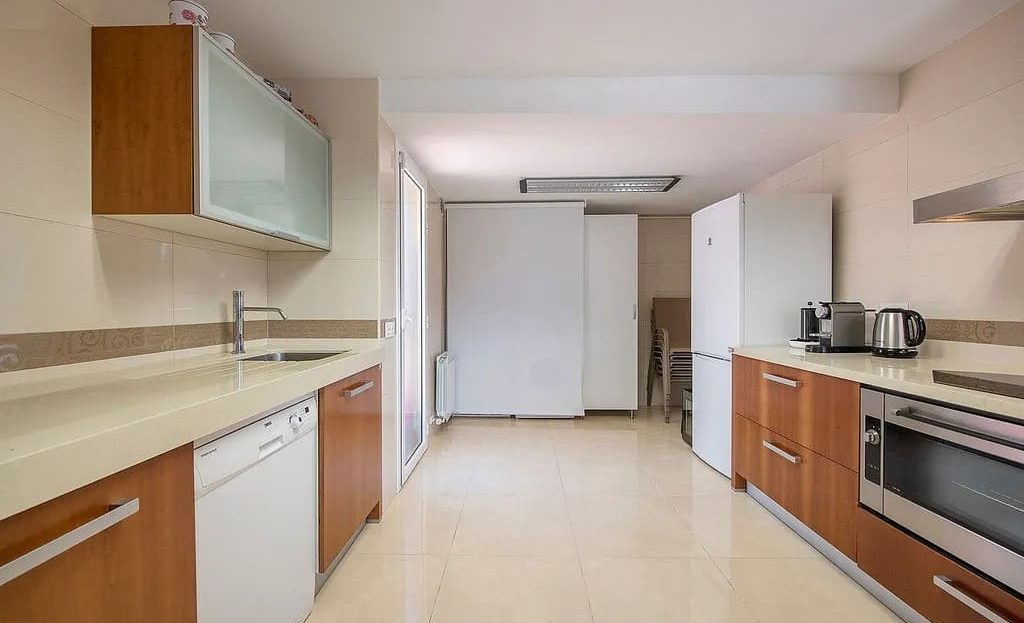 Сад и бассейн с видом на море.