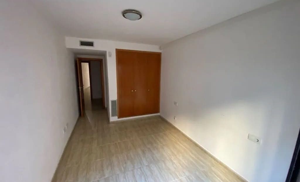 Жилая зона студии с окном и дверью в коридор