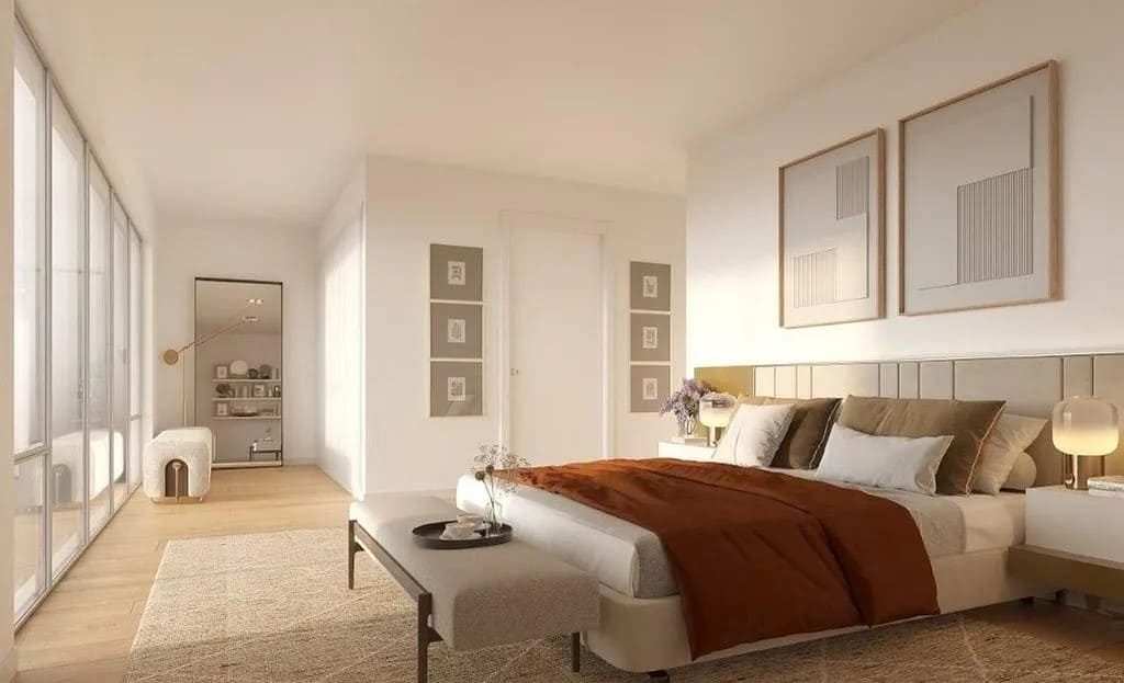 Спальня с большой площадью остекления в новой квартире Плайя-де-Аро