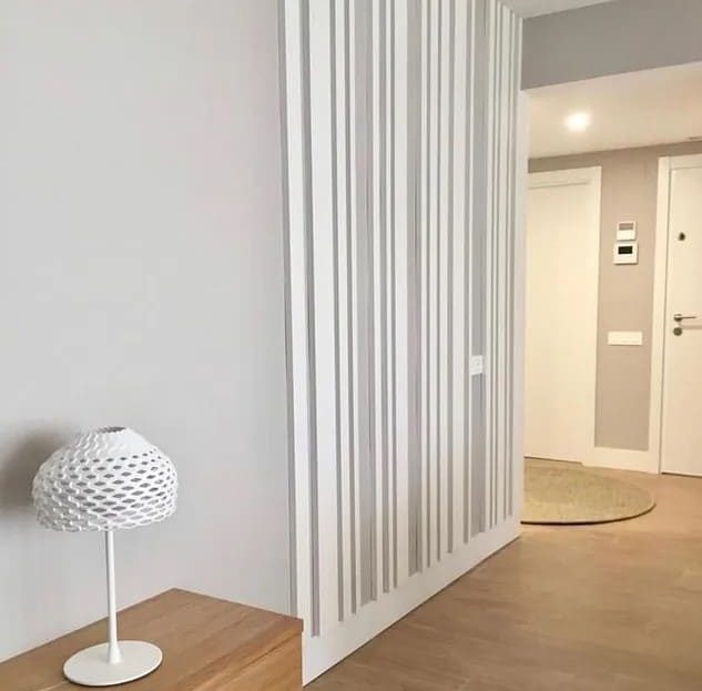 Прихожая и интерьер новостройки в Плайя-де-Аро с декоративными панелями