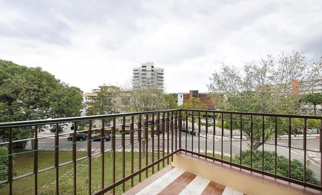 Вид с террасы квартиры на зелёные насаждения и окрестности