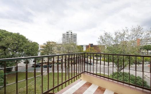 Вид с террасы квартиры на зелёные насаждения и окрестности