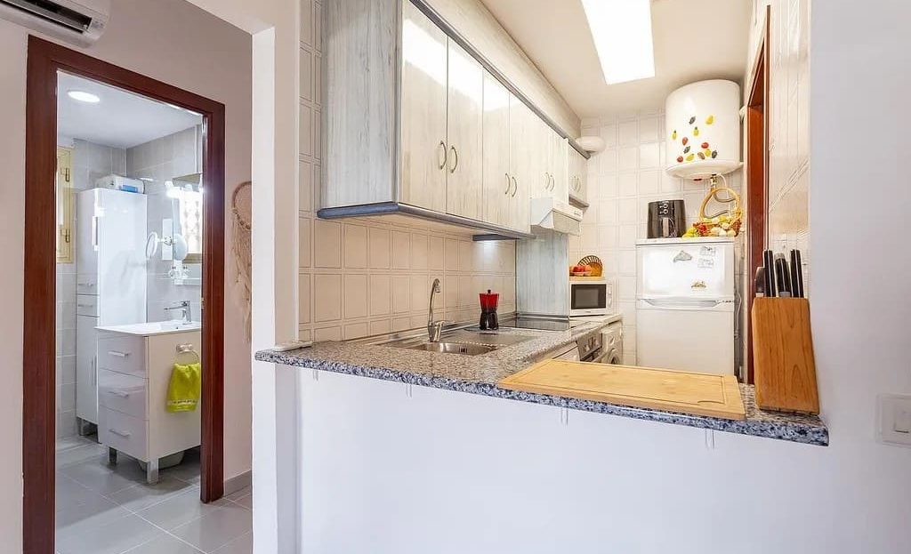 Отдельная кухня с барной стойкой в квартире