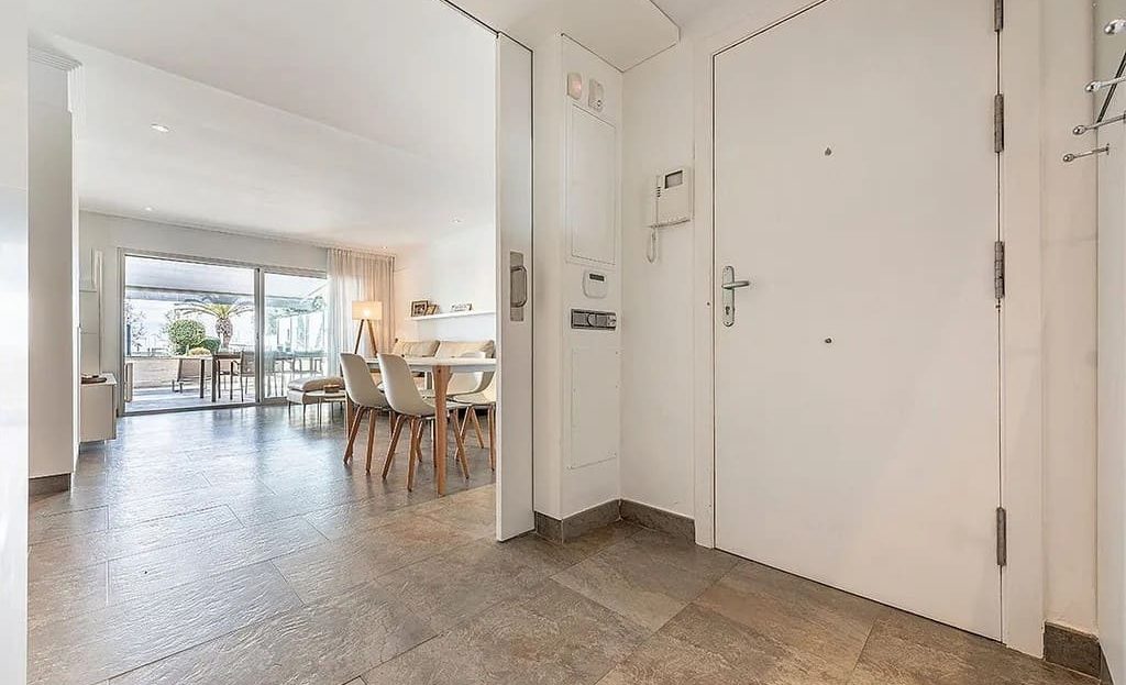 Прихожая и коридор квартиры с выходом в жилые помещения.