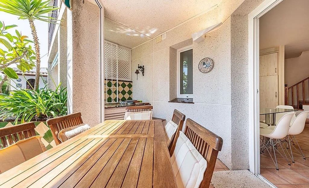 Терраса с обеденным столом для отдыха на свежем воздухе