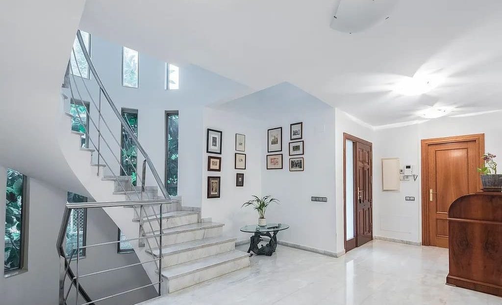 Просторный холл с лестницей и естественным освещением