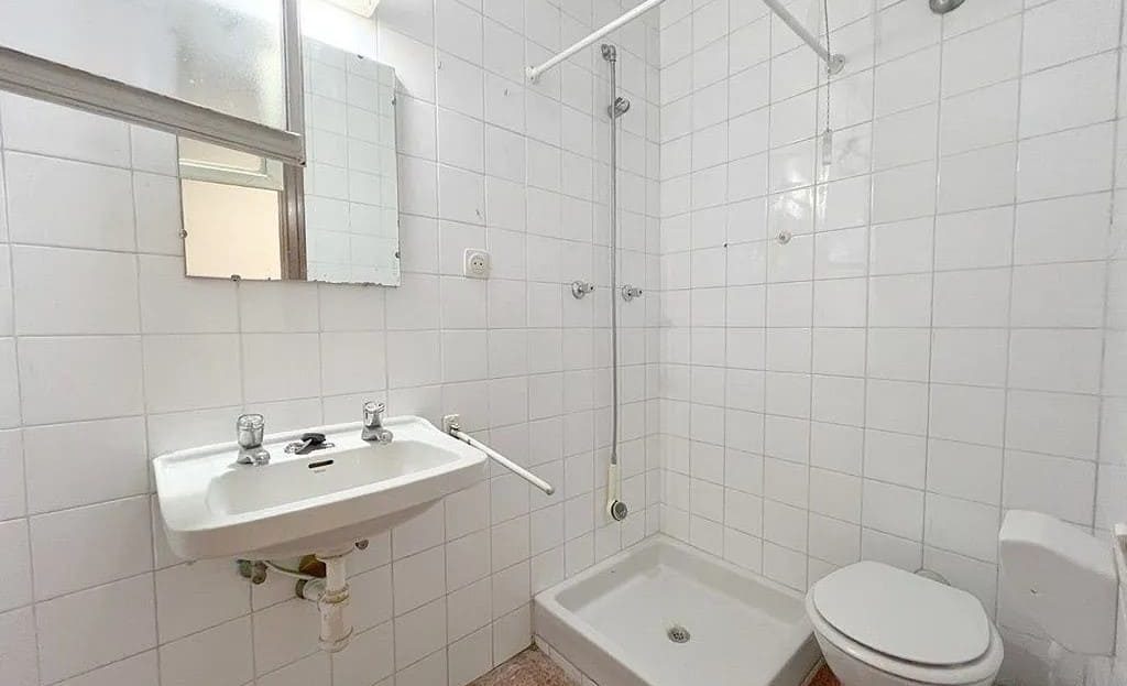 Ванная комната с душевой кабиной и раковиной