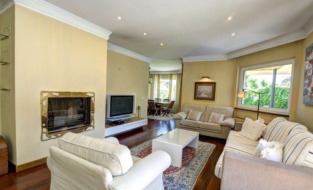 Светлая гостиная с камином и выходом в сад