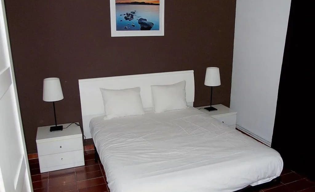 Спальня с двуспальной кроватью в квартире в центре Ситжеса