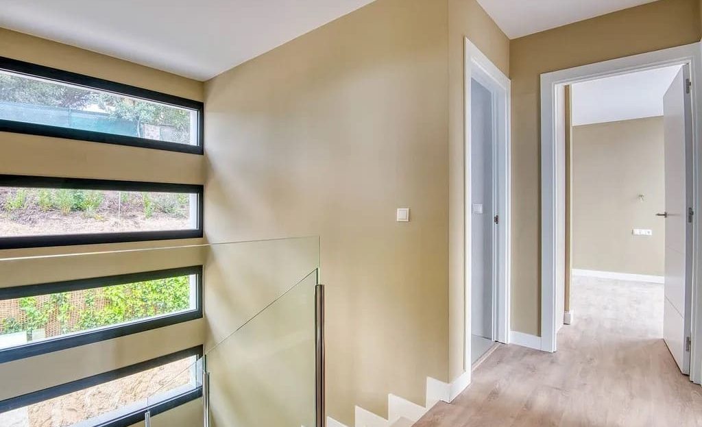 Холл и лестница с горизонтальными окнами.