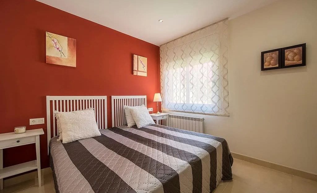 Сад и бассейн с видом на море.