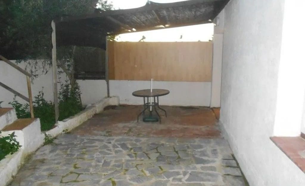 Дворик с плиточным покрытием и навесом — частная зона квартиры