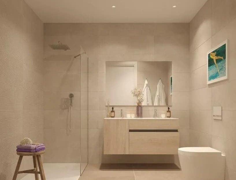 Современная ванная комната в новом жилом комплексе Плайя-де-Аро