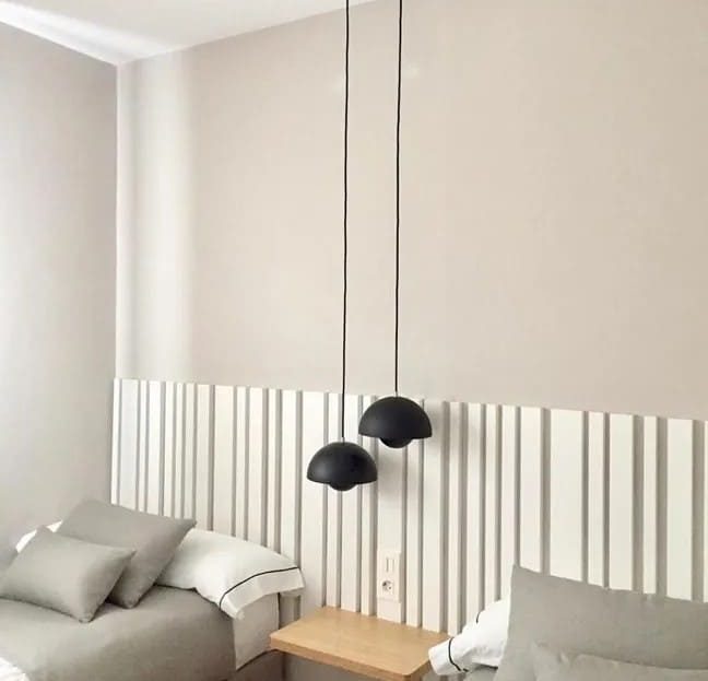 Спальня новостройки в Плайя-де-Аро с минималистичным интерьером