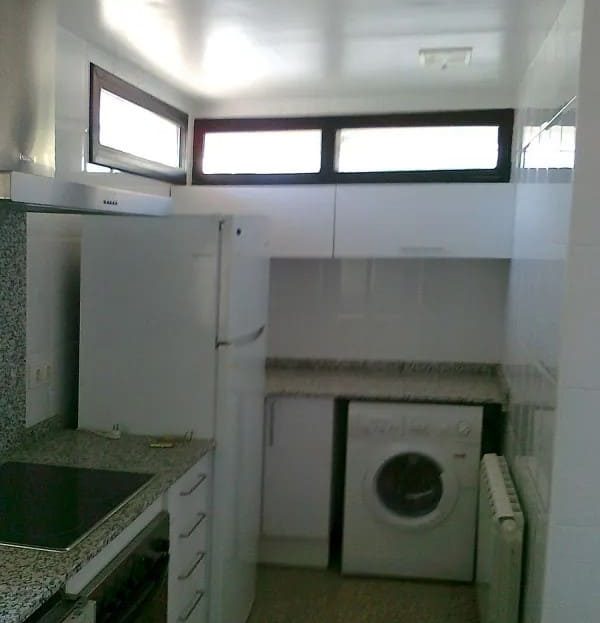 Кухня с техникой и окном под потолком