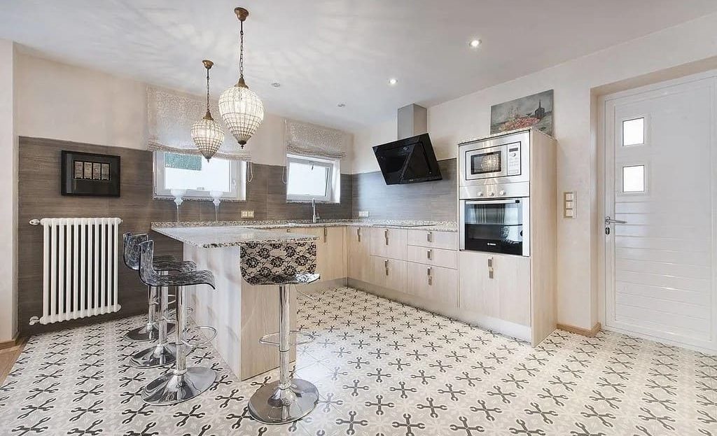 Кухня с островом, обеденной зоной и встроенной техникой