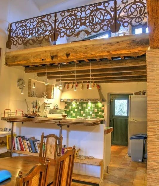 Кухня и столовая с деревянными балками и декоративной антресолью.