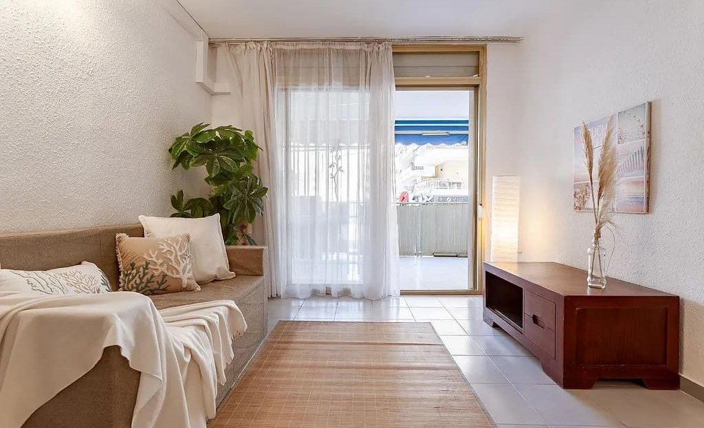 Светлая гостиная с натуральным декором и выходом на террасу