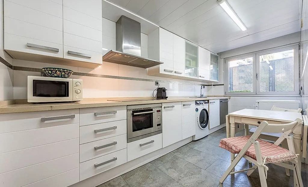 Полностью оборудованная кухня с бытовой техникой и рабочей зоной.