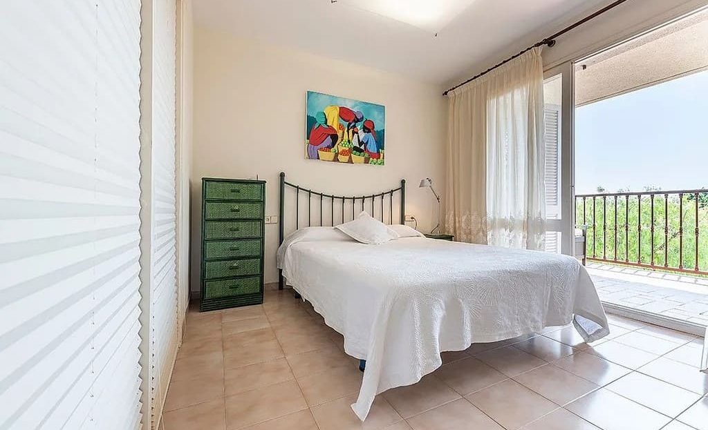 Спальня с двуспальной кроватью и выходом на балкон