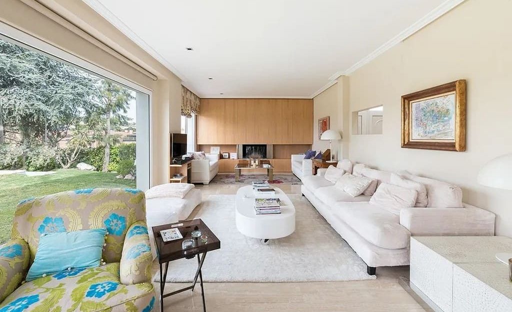 Зона отдыха в гостиной с видом на участок