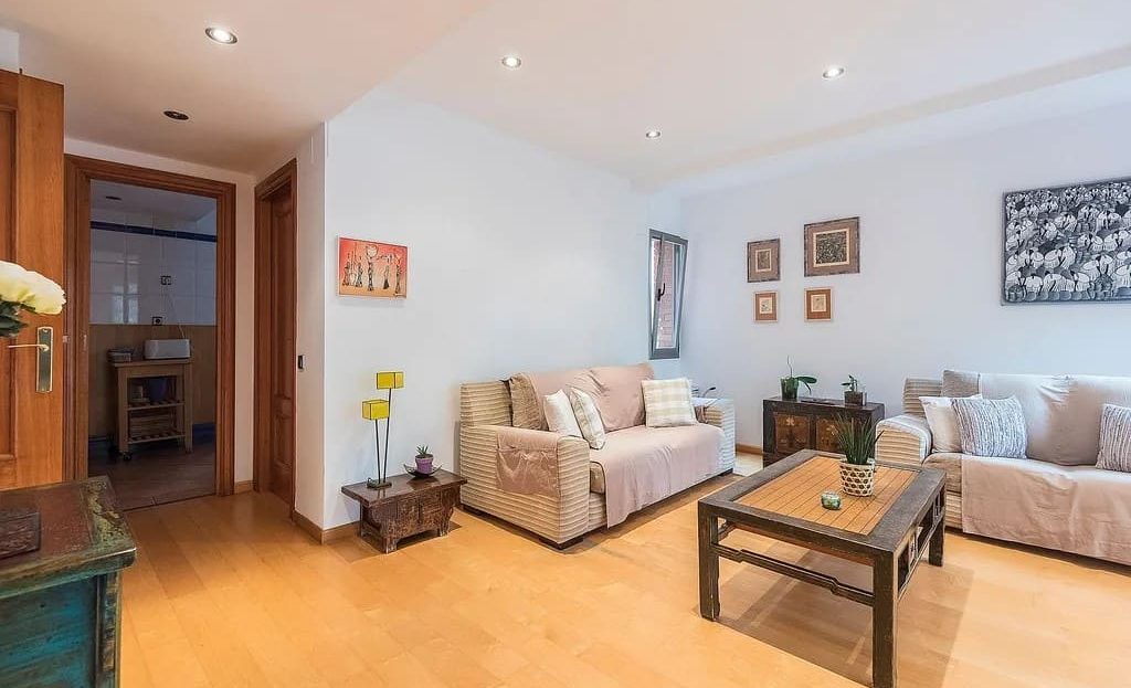 Гостиная с зоной отдыха и деревянным полом