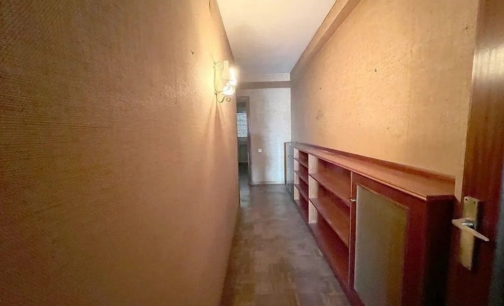 Коридор квартиры с встроенными шкафами