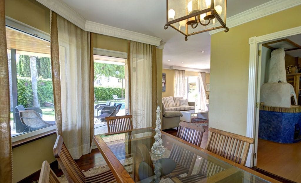 Столовая зона рядом с гостиной и большими окнами