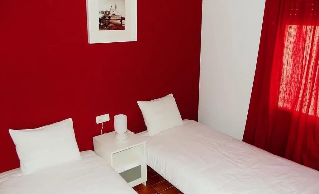 Спальня с двумя односпальными кроватями в квартире с туристической лицензией