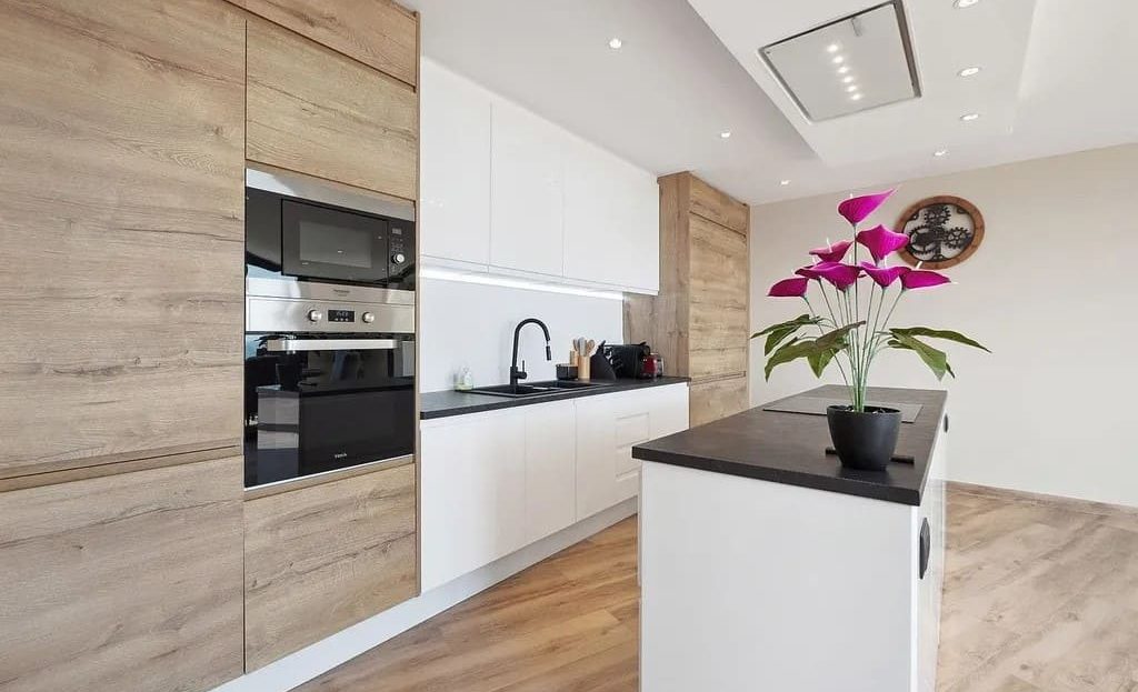 Современная кухня с деревянными фасадами.