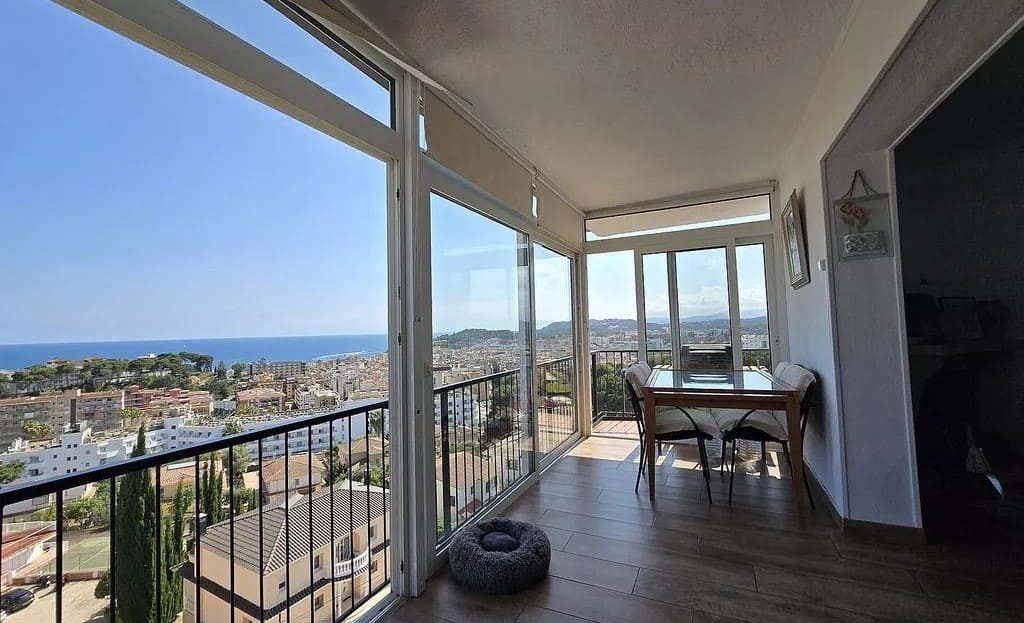 Видовая терраса квартиры с панорамным видом на море в Ллорет-де-Мар